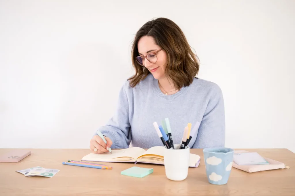 Julie Goudier, Illustratrice Freelance Nantes, créant des illustrations et pictogrammes colorés et soignés