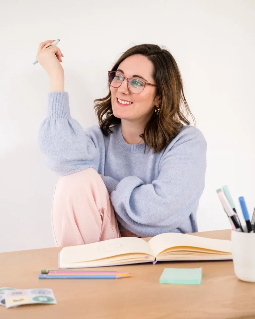 Julie Goudier, Illustratrice Freelance à Nantes, spécialisée dans les illustrations et pictogrammes soignés pour des entreprises locales.