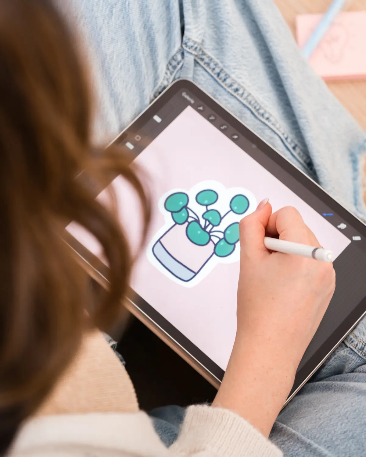 Julie Goudier, Designer de marque à Nantes travaille à son bureau lors de la création d'illustrations pour un site web