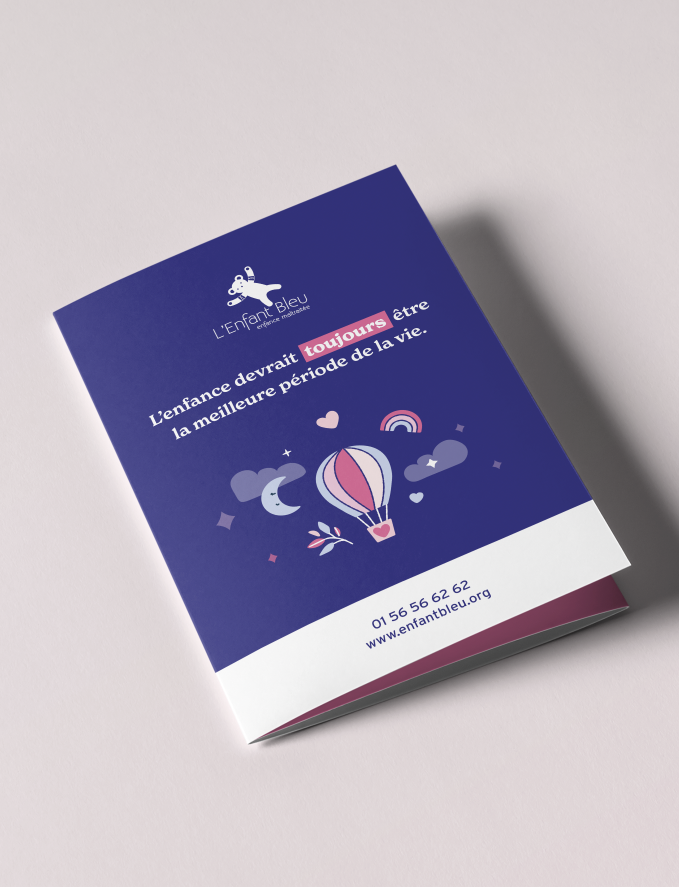 Un dépliant print pour l'Association l'Enfant Bleu créé par Julie Goudier, graphiste freelance à Nantes