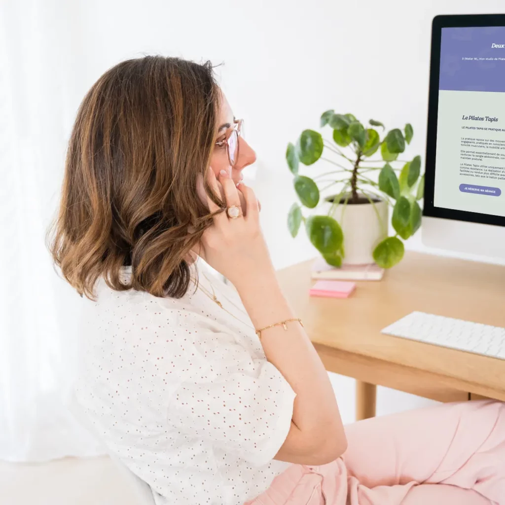 Photo a propos femme entrepreneure en freelance : Portrait professionnel de Julie Goudier, Designer de marque à Nantes. Shooting photo personal branding réalisé par Studio Poline.